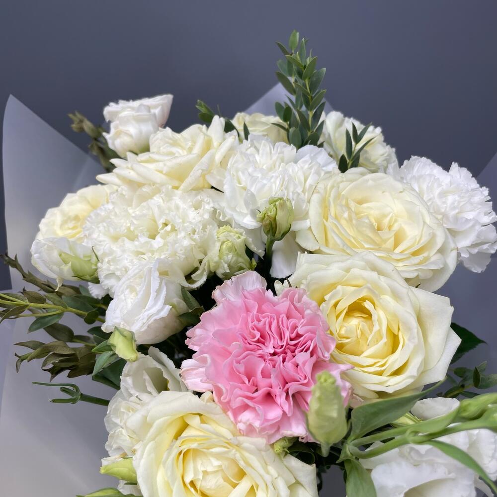 https://content2.flowwow-images.com/data/flowers/1000x1000/02/1664267573_43430802.jpg